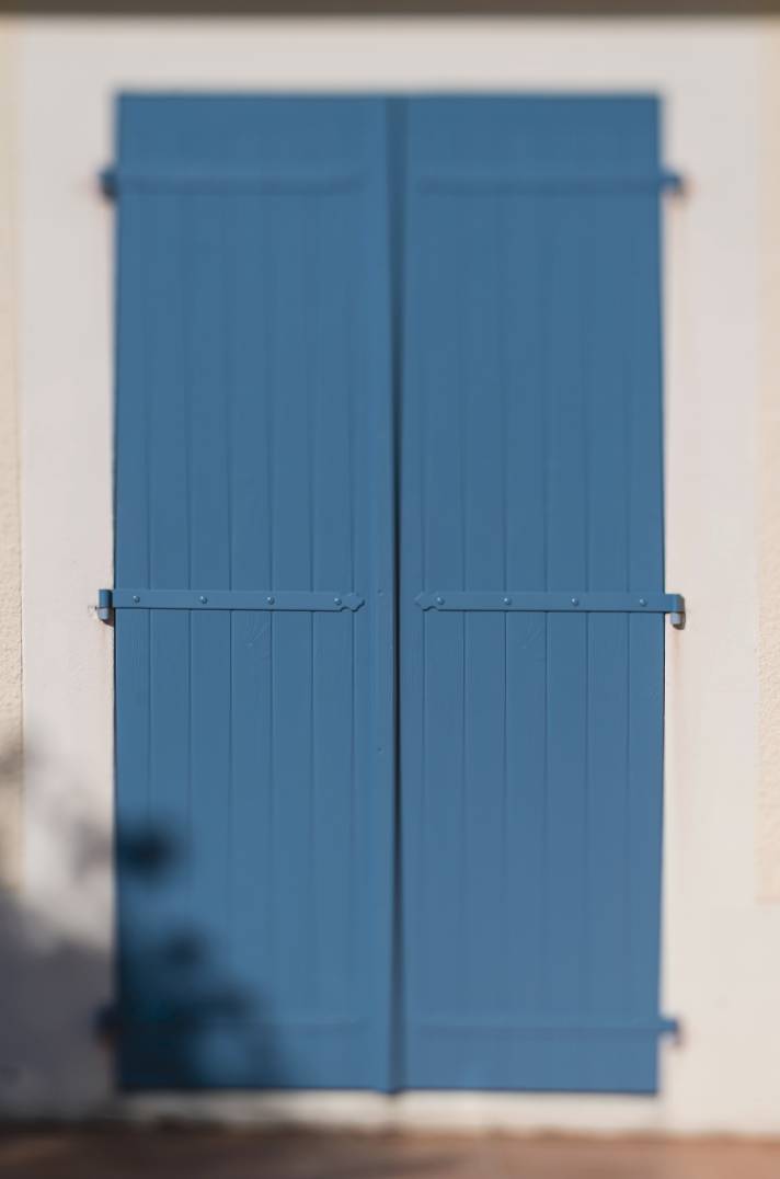 Volet bleu fermé
