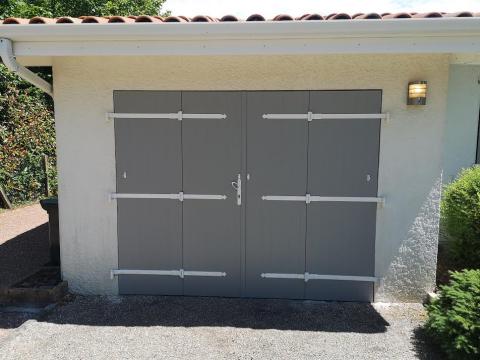 porte de garage sur mesure avec accessoires blancs