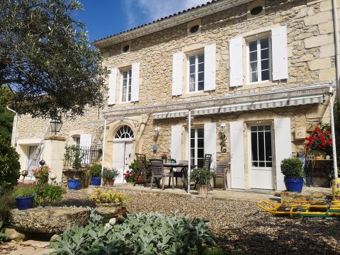 maison pierre équipée volets kaovia avec accessoires blancs