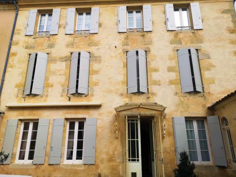 Pose de volets KAOVIA en composite à Villenave d'ornon gris clair sur maison en pierre