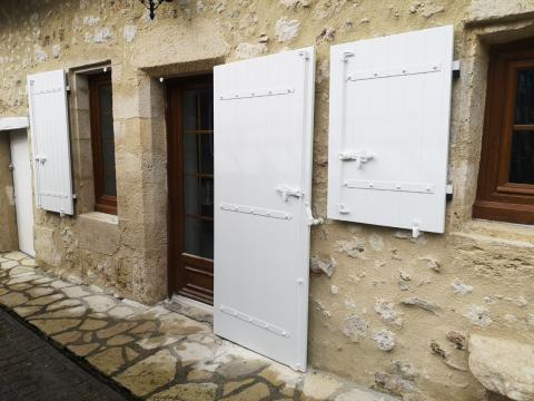 A TARGON VOLETS SUR MESURE ASPECT BOIS SUR FACADE EN PIERRE