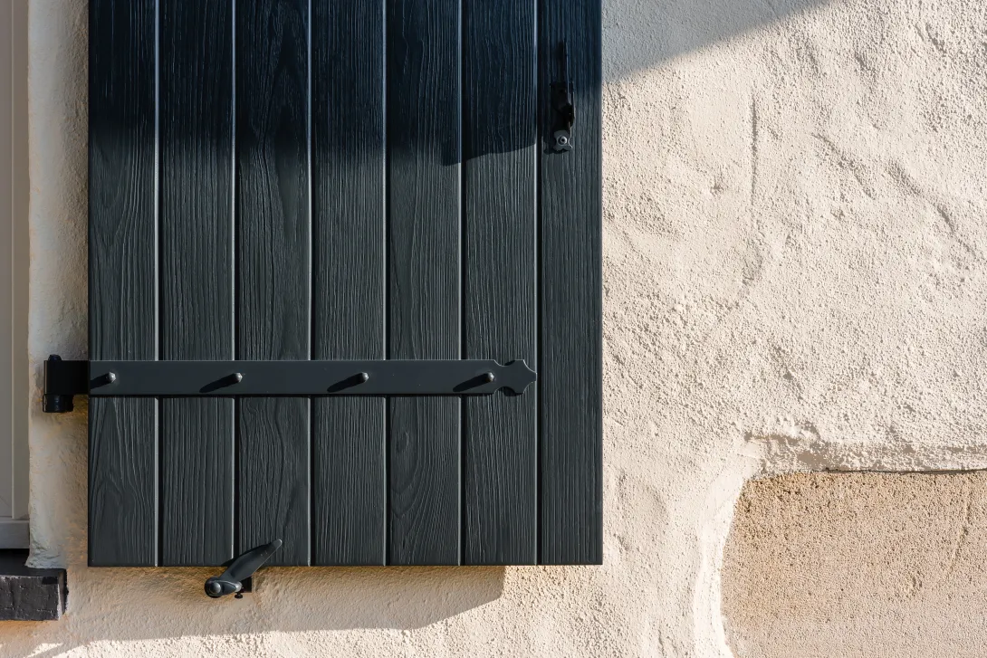 Volet aspect bois foncé