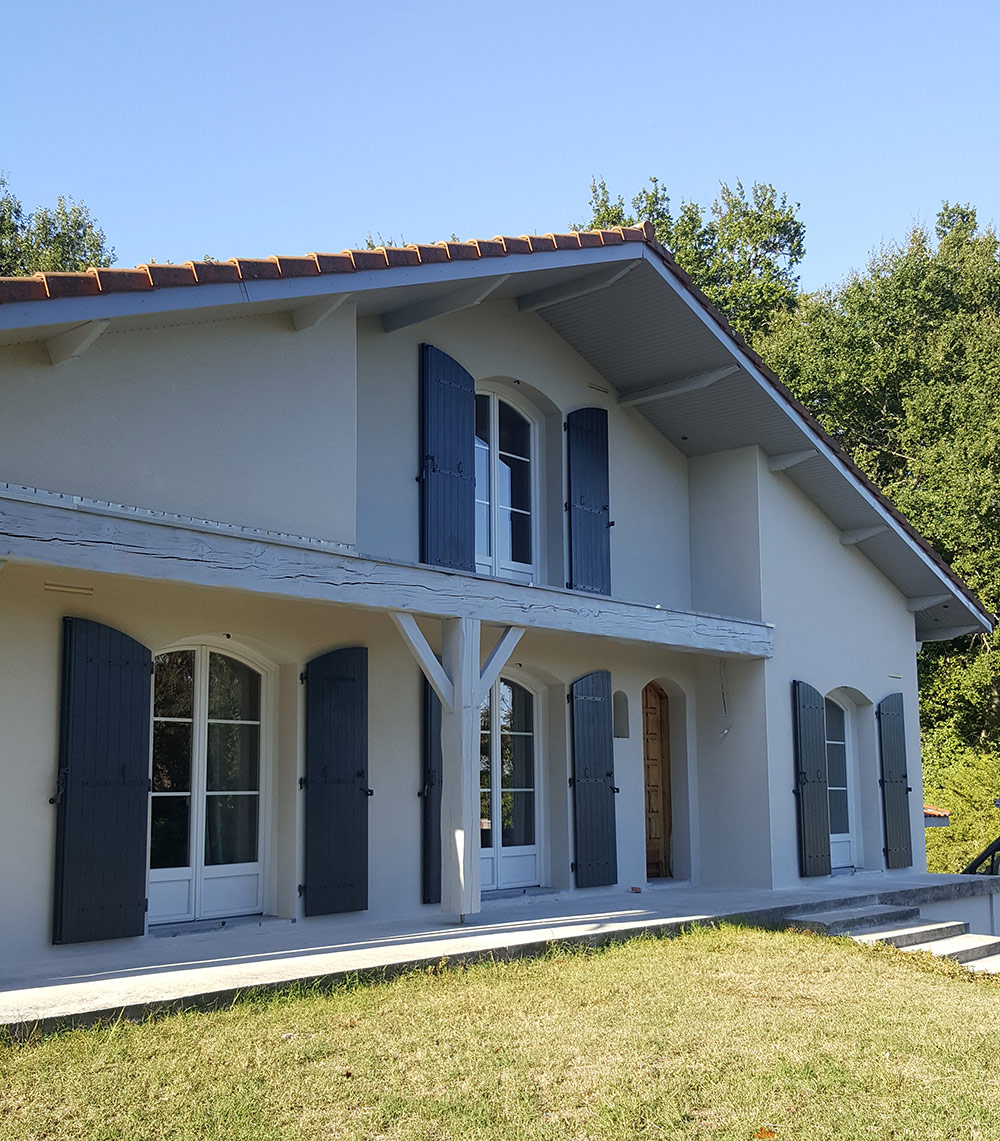 Kaovia - volets aspect bois bleu sur une maison landaise, à Léognan