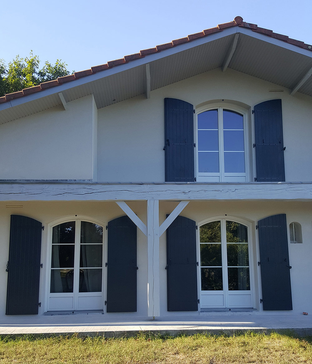 Kaovia - volets aspect bois bleu sur une maison landaise, à Léognan